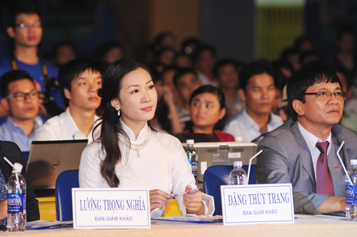 Á hậu Thùy Trang rạng rỡ làm giám khảo - 2