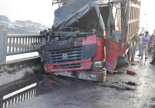 HN: Xe tải bốc cháy trên cầu Vĩnh Tuy - 1