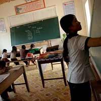 Tin tức trong ngày - Cô giáo 12 năm đi 55km đến lớp mỗi ngày