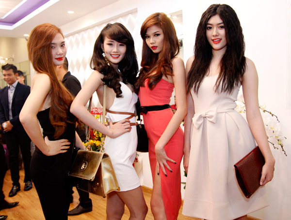 Ngọc Trinh chính thức làm bà chủ - 3