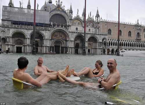Chùm ảnh: Khách du lịch bơi trên đường phố Venice - 1