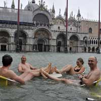 Tin tức trong ngày - Chùm ảnh: Khách du lịch bơi trên đường phố Venice