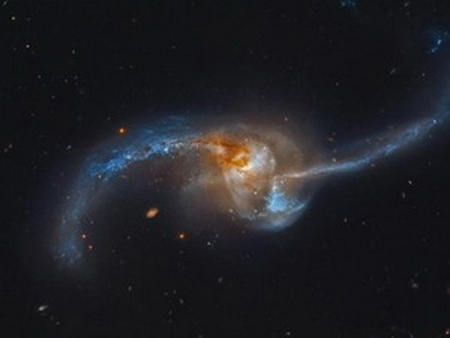 Phát hiện thiên hà rực rỡ đang chuyển dạng - 1