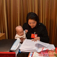Tin tức trong ngày - Nữ đại biểu TQ mang con đi họp Đại hội Đảng