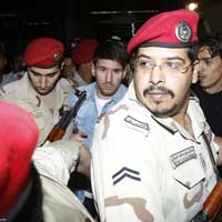 Bóng đá - Phát hoảng, súng chĩa thẳng mặt Messi