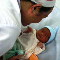 Tin tức trong ngày - Bé sơ sinh bị bỏ rơi: Tranh cãi xác định mẹ