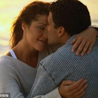 Sức khỏe đời sống - Ôm một cái "bổ" hơn ăn một quả táo