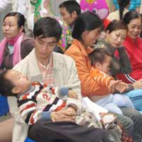 Tin tức trong ngày - Kẹp 50.000 đồng vào y bạ sẽ được khám trước