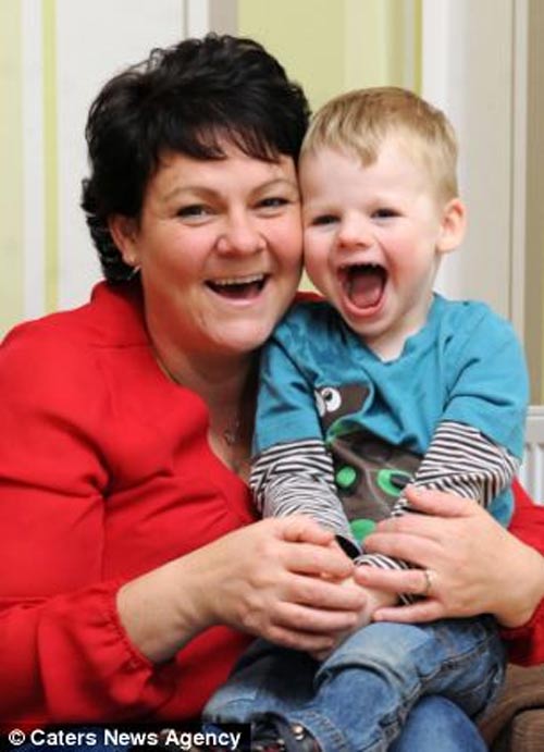 Bệnh lạ, cậu bé cười cả ngày - 2