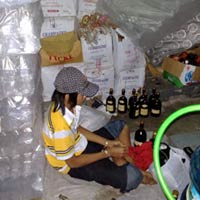 Thị trường - Tiêu dùng - Cồn công nghiệp "biến" thành rượu ngoại