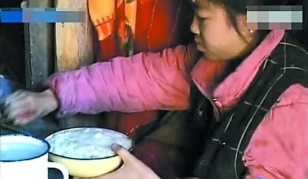 TQ: Lạ kỳ cô bé 15 tuổi ăn mỗi ngày… 5 kg gạo - 1
