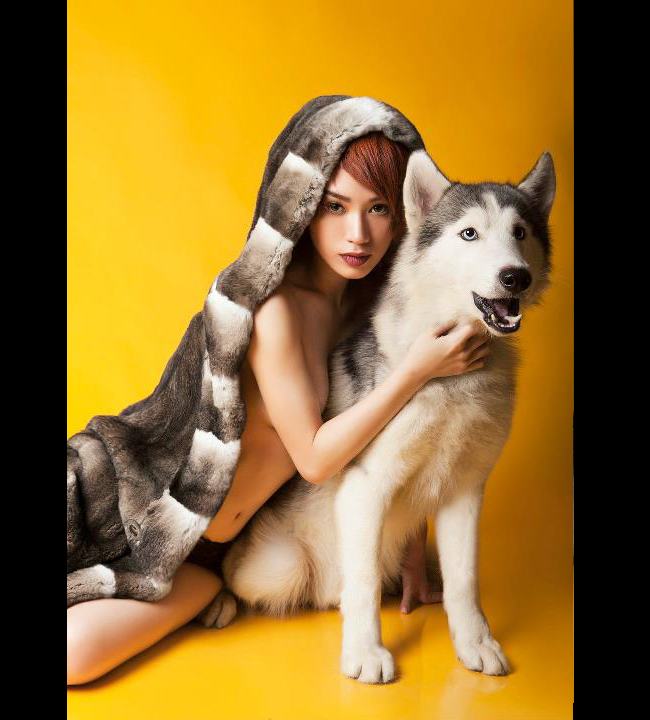 Nữ ca sĩ Trà My Idol bán nude bên chú chó Husky tuyệt đẹp