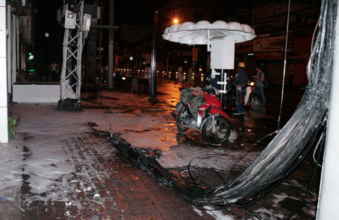 Chạy tán loạn vì “đường dây lửa” giữa trời - 2