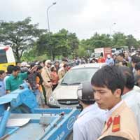 Tin tức trong ngày - Nữ tài xế ô tô hất người lên nóc ca-pô