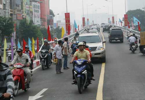 Thông xe một ngày, cầu vượt đã lộn xộn - 1