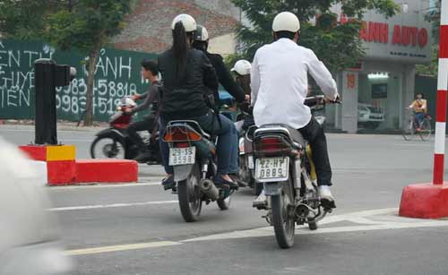Thông xe một ngày, cầu vượt đã lộn xộn - 3