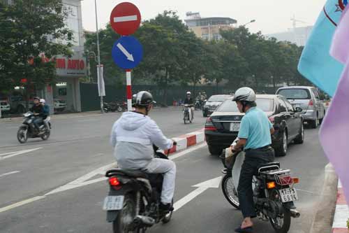 Thông xe một ngày, cầu vượt đã lộn xộn - 4