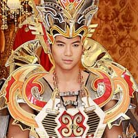 Nam Thành mặc trang phục nặng 30kg