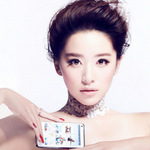 Vẻ đẹp quyến rũ bên smartphone