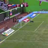 Bóng đá - Video: Siêu phẩm vô lê