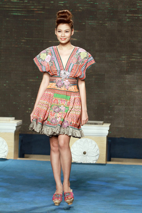 Mai Phương Thúy đi catwalk khoe chân dài - 11