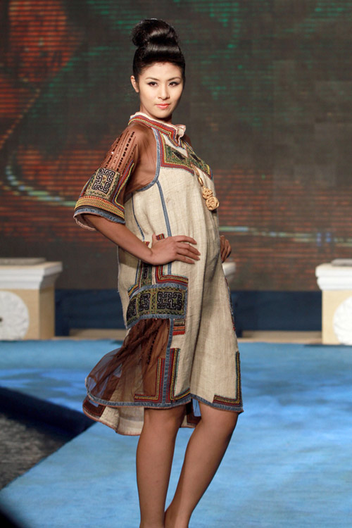 Mai Phương Thúy đi catwalk khoe chân dài - 12