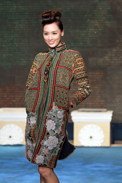 Mai Phương Thúy đi catwalk khoe chân dài - 14