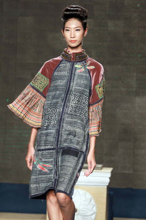 Mai Phương Thúy đi catwalk khoe chân dài - 15