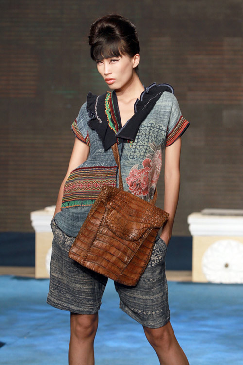 Mai Phương Thúy đi catwalk khoe chân dài - 16