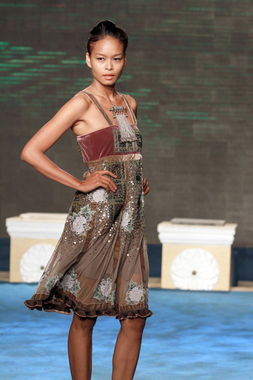Mai Phương Thúy đi catwalk khoe chân dài - 17