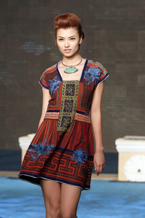 Mai Phương Thúy đi catwalk khoe chân dài - 18