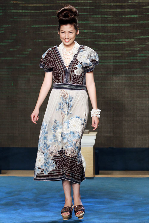 Mai Phương Thúy đi catwalk khoe chân dài - 1