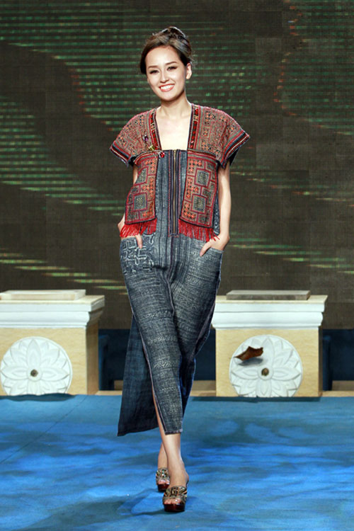 Mai Phương Thúy đi catwalk khoe chân dài - 2