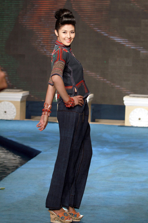 Mai Phương Thúy đi catwalk khoe chân dài - 3