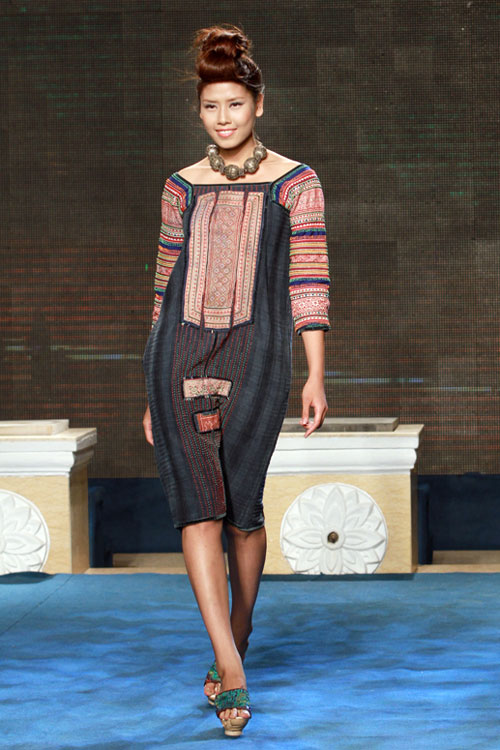 Mai Phương Thúy đi catwalk khoe chân dài - 4