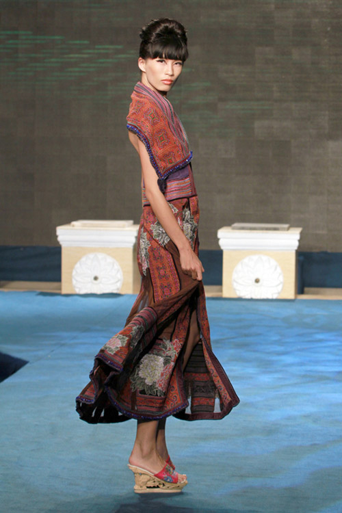 Mai Phương Thúy đi catwalk khoe chân dài - 6