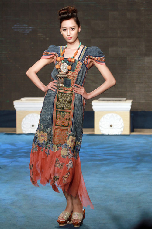 Mai Phương Thúy đi catwalk khoe chân dài - 9