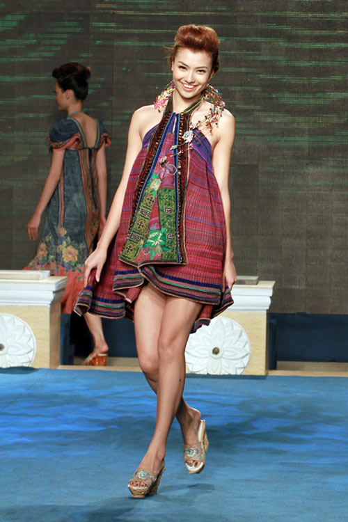 Mai Phương Thúy đi catwalk khoe chân dài - 7