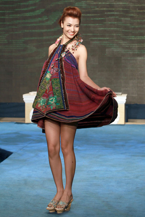 Mai Phương Thúy đi catwalk khoe chân dài - 8