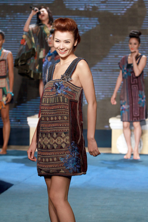 Mai Phương Thúy đi catwalk khoe chân dài - 2