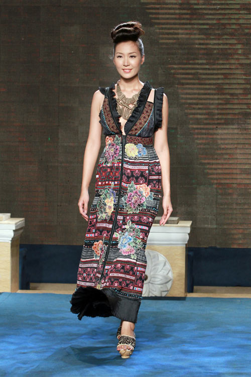 Mai Phương Thúy đi catwalk khoe chân dài - 10