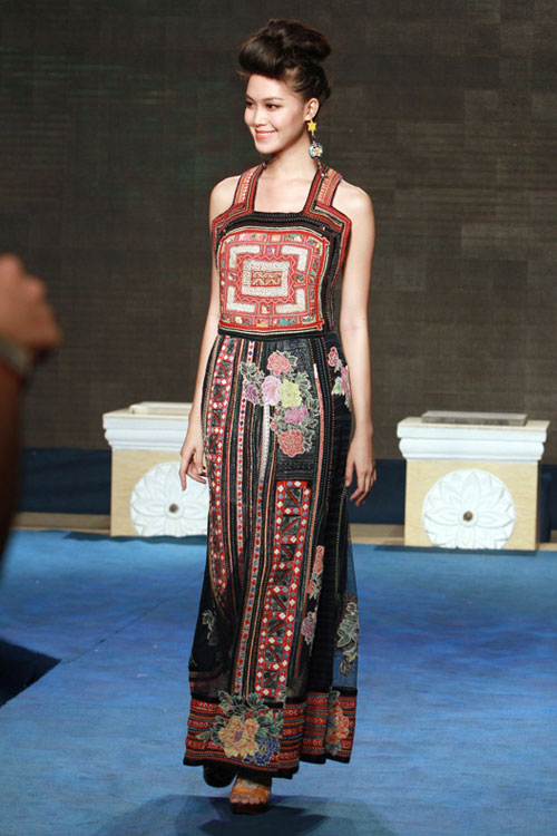 Mai Phương Thúy đi catwalk khoe chân dài - 11