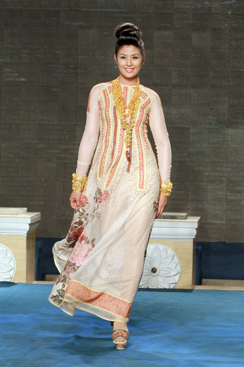 Mai Phương Thúy đi catwalk khoe chân dài - 12