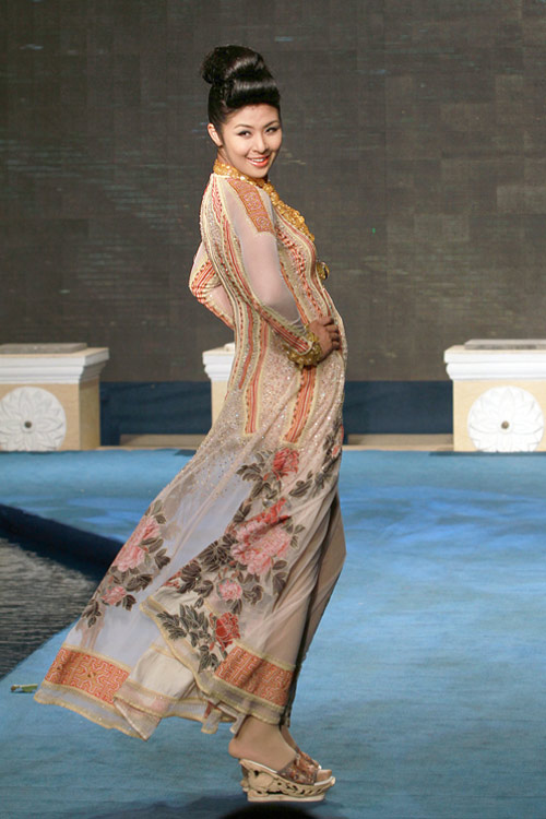 Mai Phương Thúy đi catwalk khoe chân dài - 13