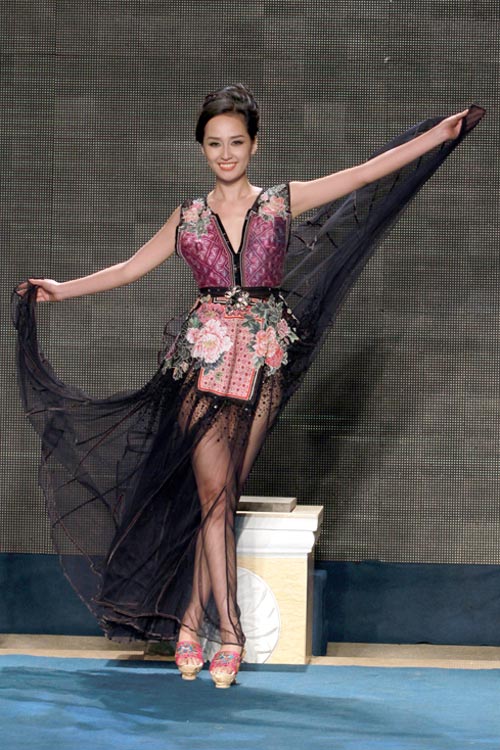 Mai Phương Thúy đi catwalk khoe chân dài - 14