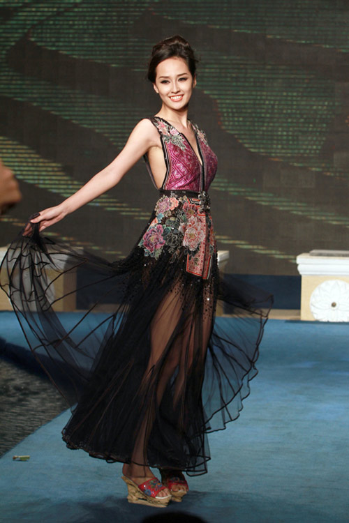 Mai Phương Thúy đi catwalk khoe chân dài - 15