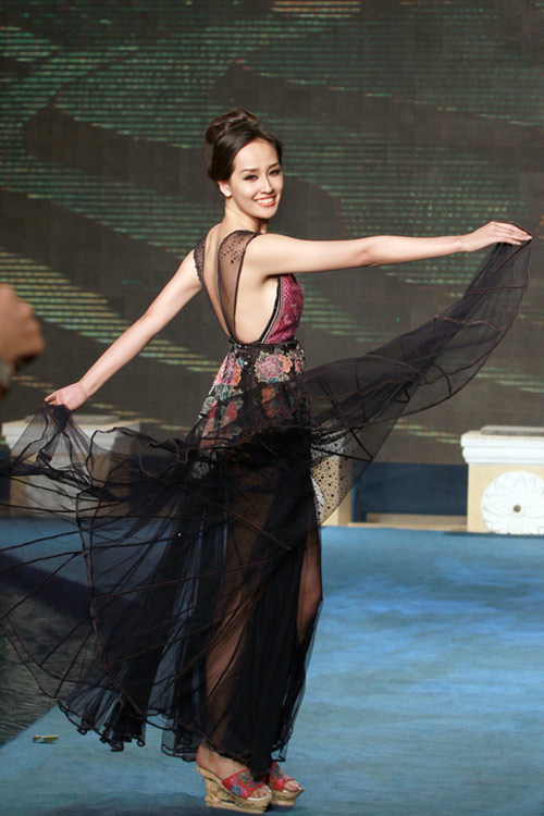 Mai Phương Thúy đi catwalk khoe chân dài - 17
