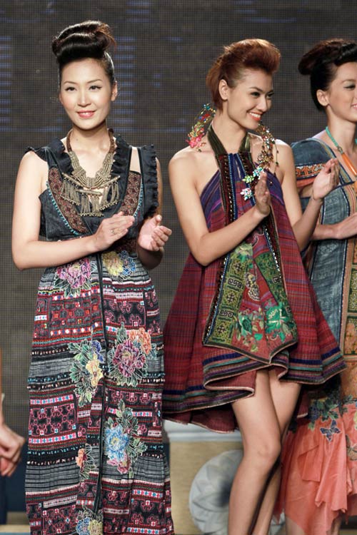 Mai Phương Thúy đi catwalk khoe chân dài - 18