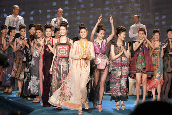 Mai Phương Thúy đi catwalk khoe chân dài - 19