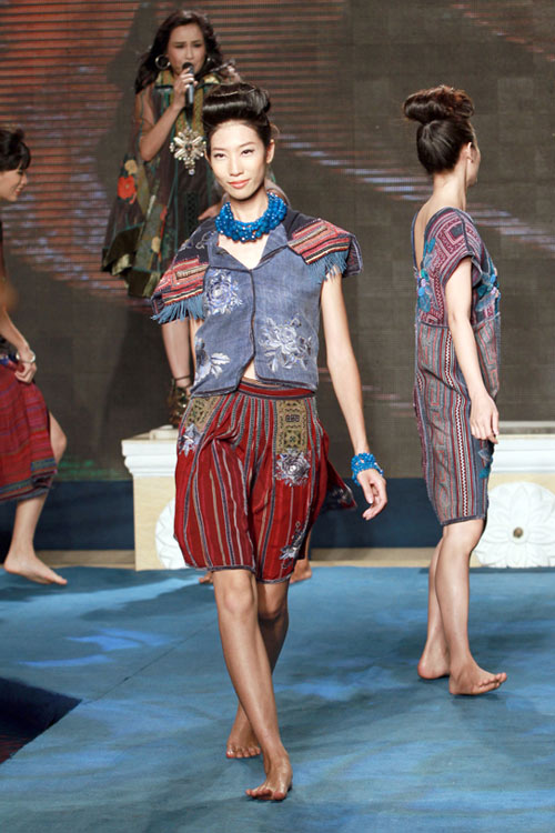 Mai Phương Thúy đi catwalk khoe chân dài - 3